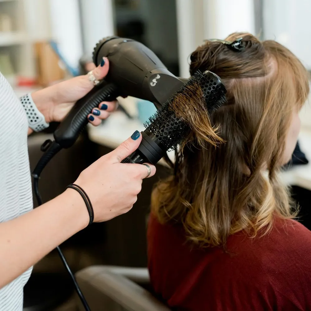 Frisør styler kundes hår hos Frisør Sofie